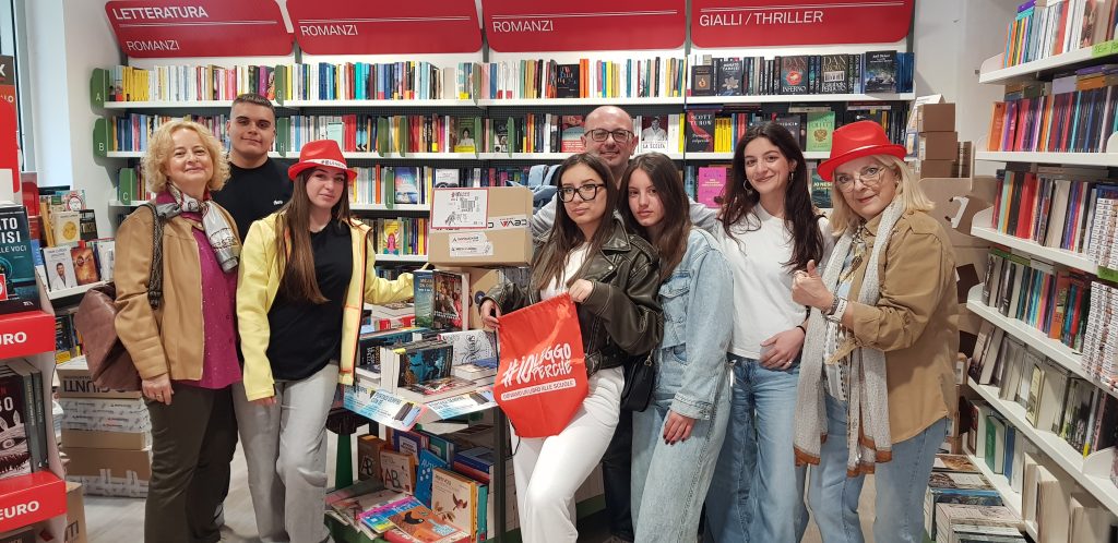 La consegna del pacco dono presso la Libreria Mondadori Bookstore di Corso Roma a Foggia